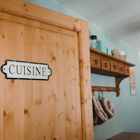 Au Charme D'Antan Bed & Breakfast Feron Bagian luar foto