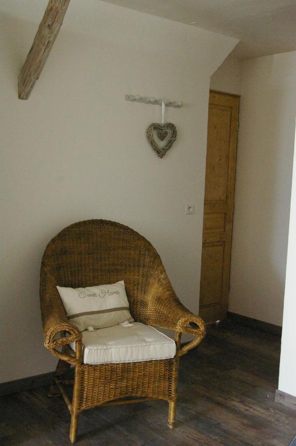Au Charme D'Antan Bed & Breakfast Feron Bagian luar foto