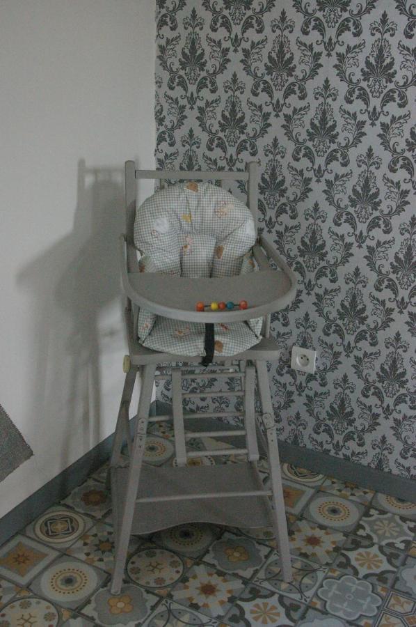 Au Charme D'Antan Bed & Breakfast Feron Bagian luar foto