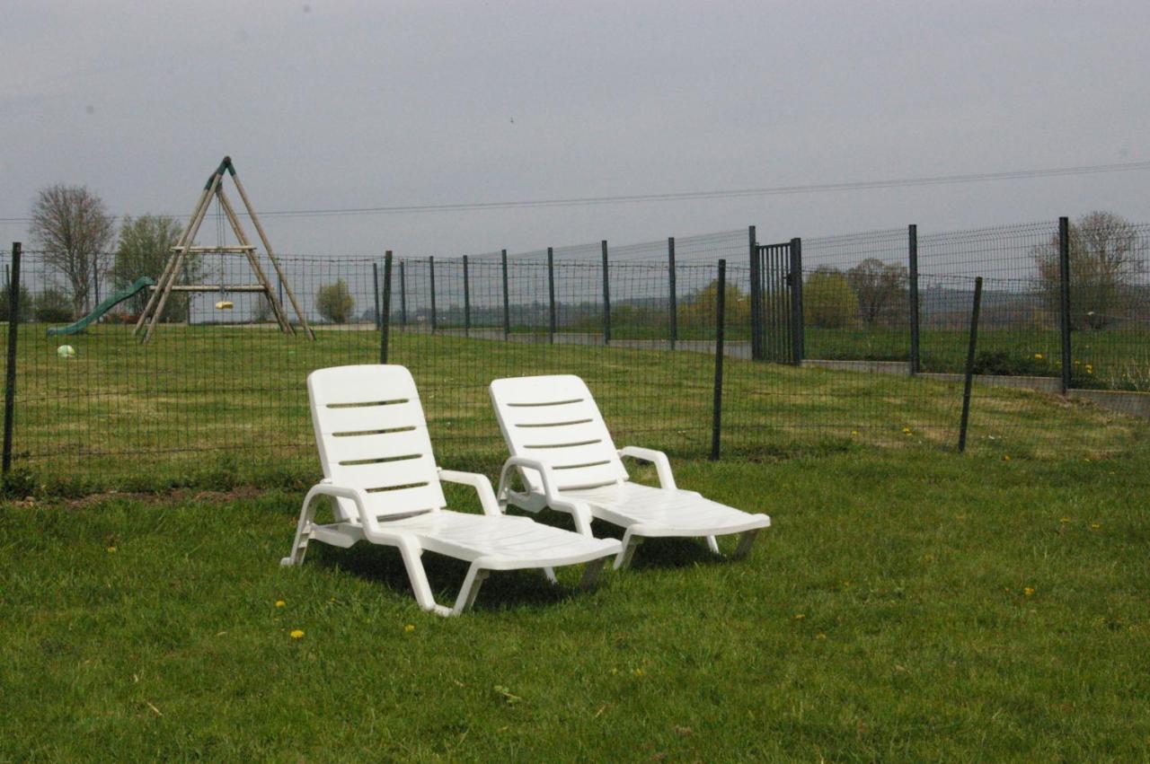Au Charme D'Antan Bed & Breakfast Feron Bagian luar foto