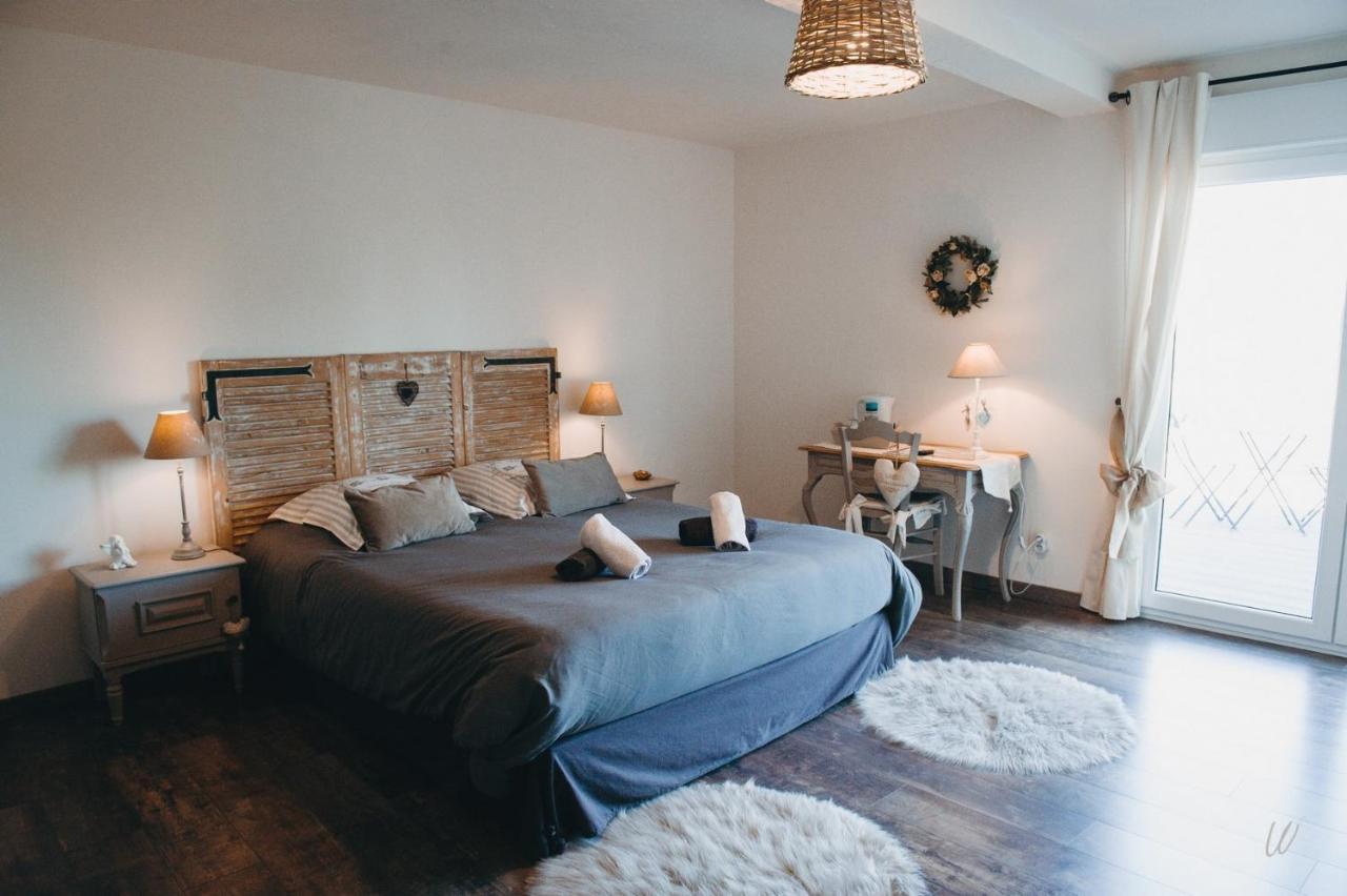 Au Charme D'Antan Bed & Breakfast Feron Bagian luar foto
