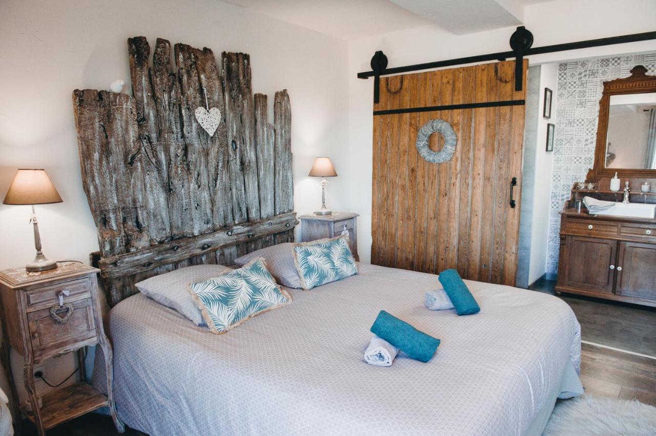 Au Charme D'Antan Bed & Breakfast Feron Bagian luar foto