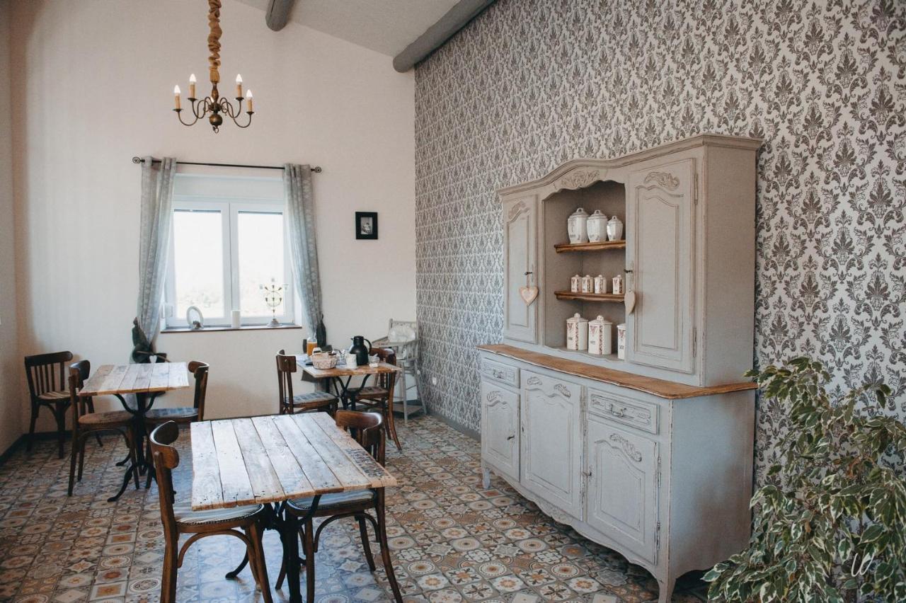Au Charme D'Antan Bed & Breakfast Feron Bagian luar foto