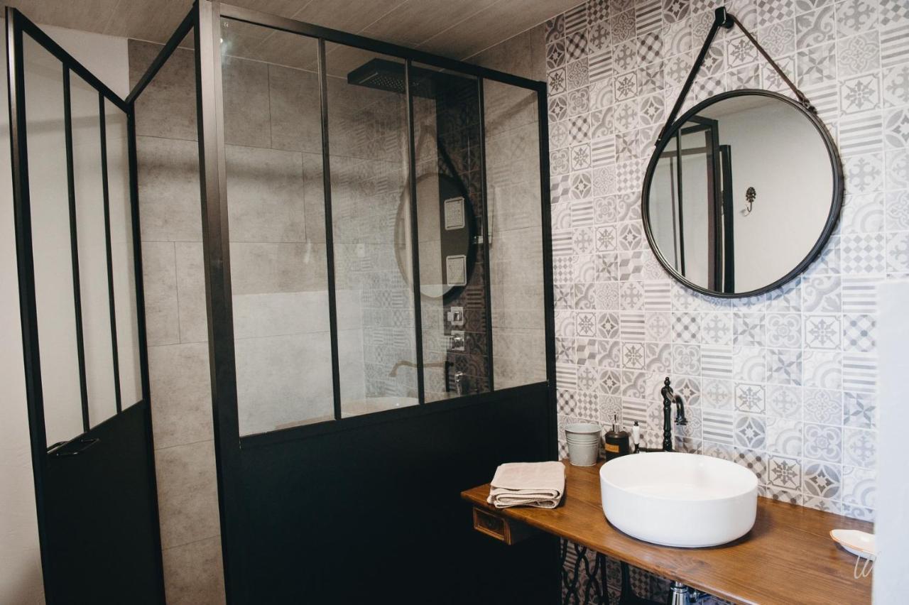 Au Charme D'Antan Bed & Breakfast Feron Bagian luar foto