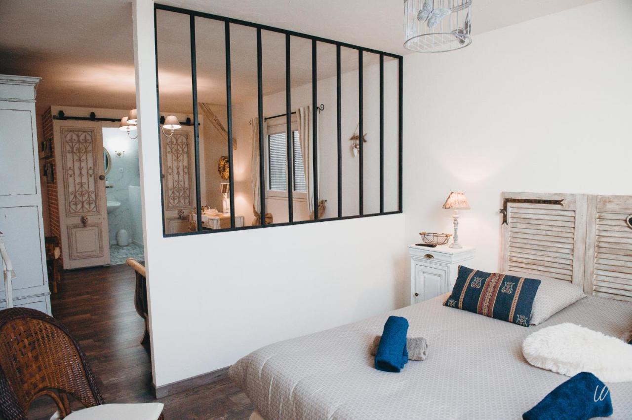 Au Charme D'Antan Bed & Breakfast Feron Bagian luar foto