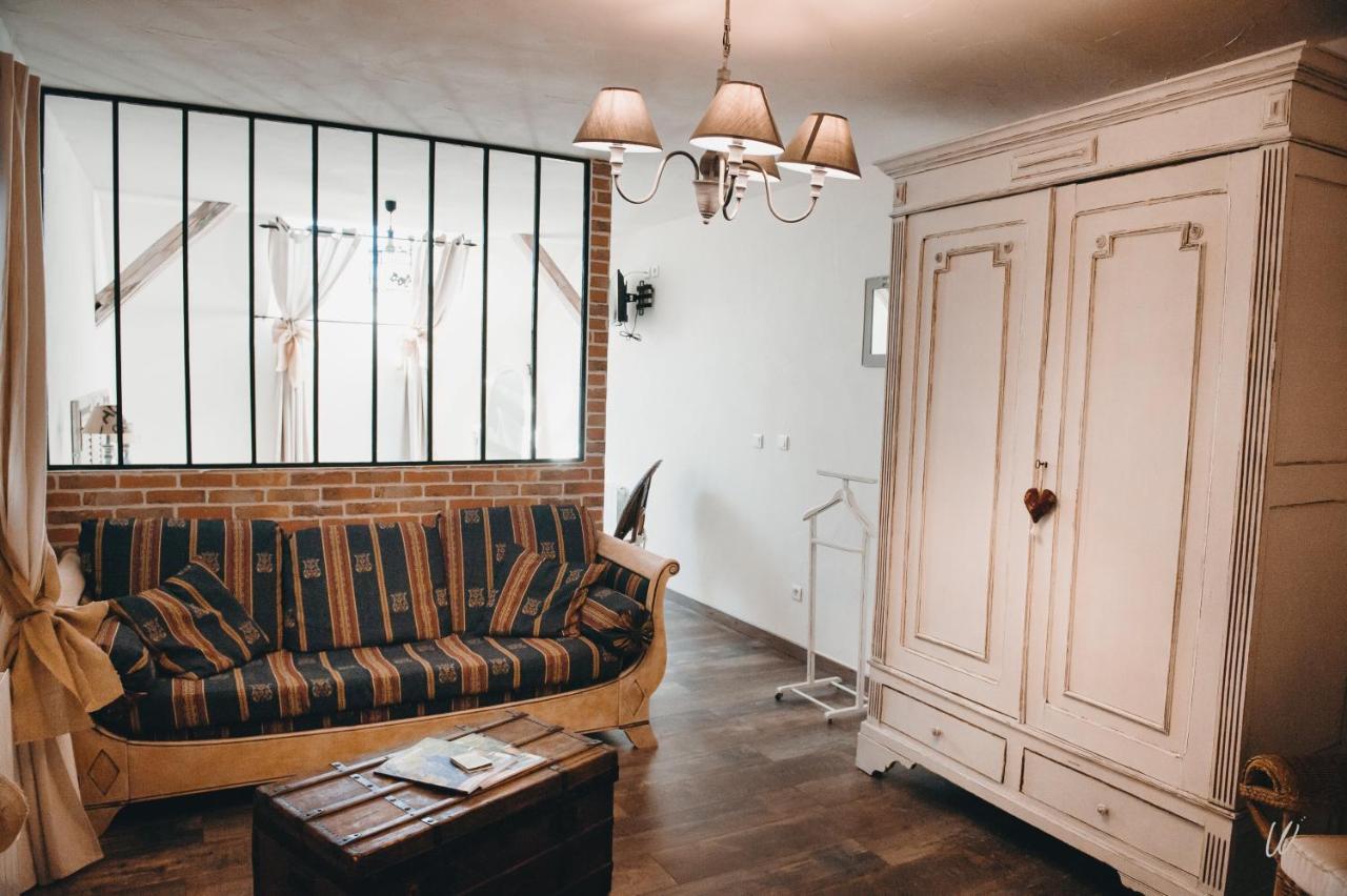 Au Charme D'Antan Bed & Breakfast Feron Bagian luar foto