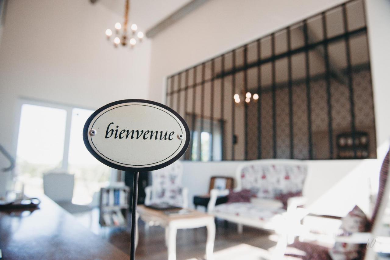 Au Charme D'Antan Bed & Breakfast Feron Bagian luar foto