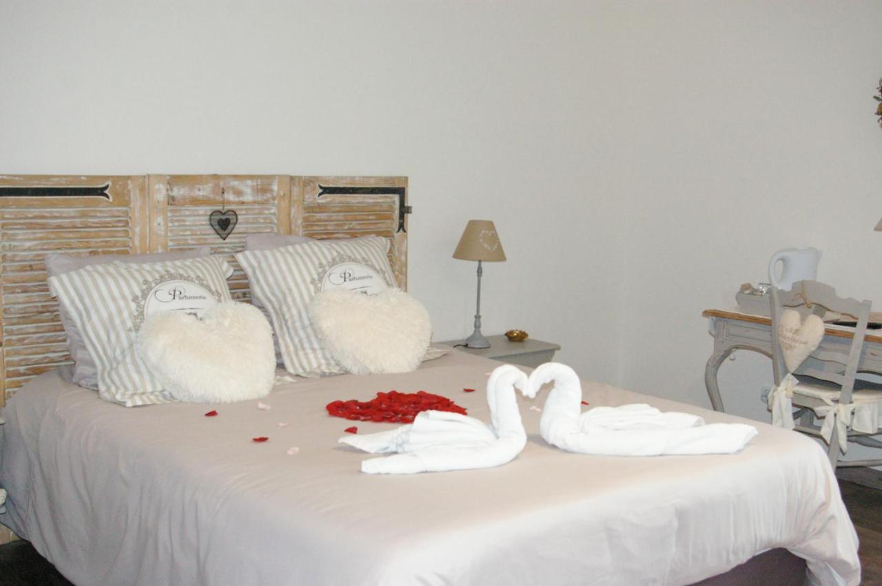 Au Charme D'Antan Bed & Breakfast Feron Bagian luar foto