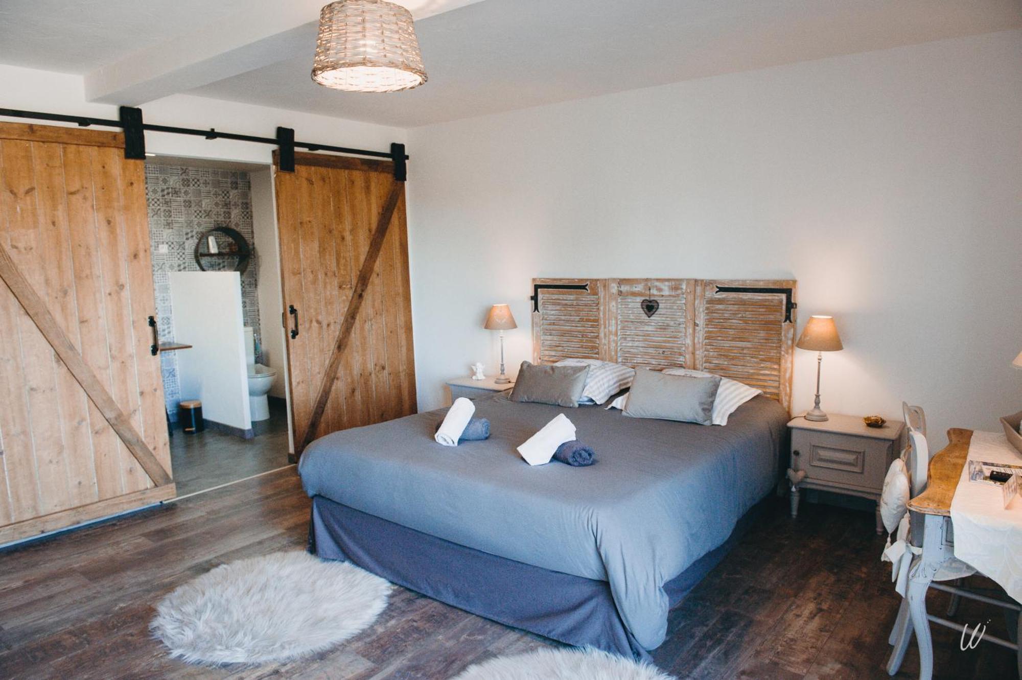 Au Charme D'Antan Bed & Breakfast Feron Bagian luar foto