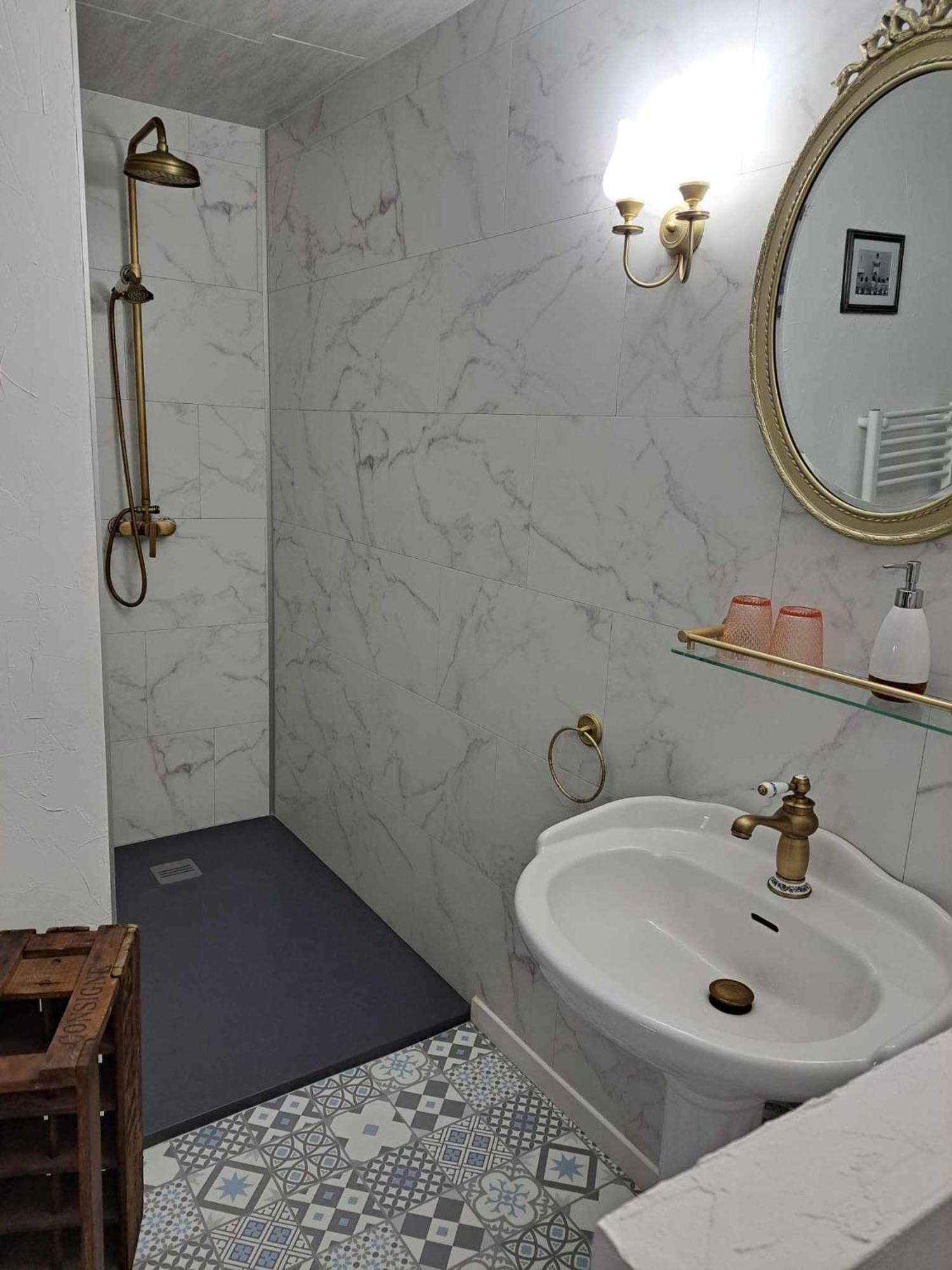 Au Charme D'Antan Bed & Breakfast Feron Bagian luar foto