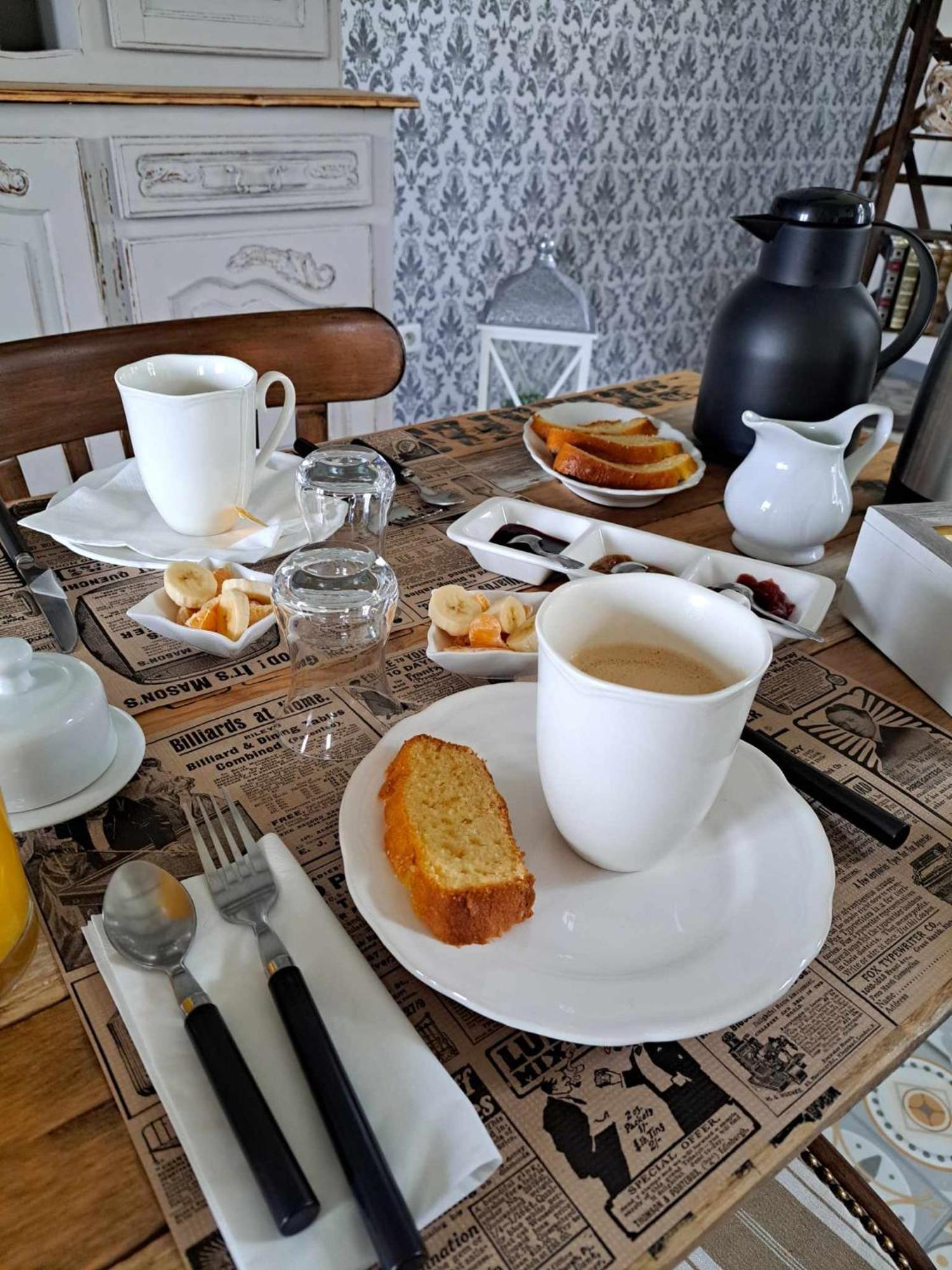 Au Charme D'Antan Bed & Breakfast Feron Bagian luar foto