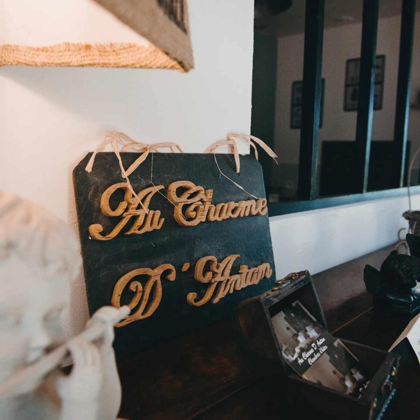 Au Charme D'Antan Bed & Breakfast Feron Bagian luar foto
