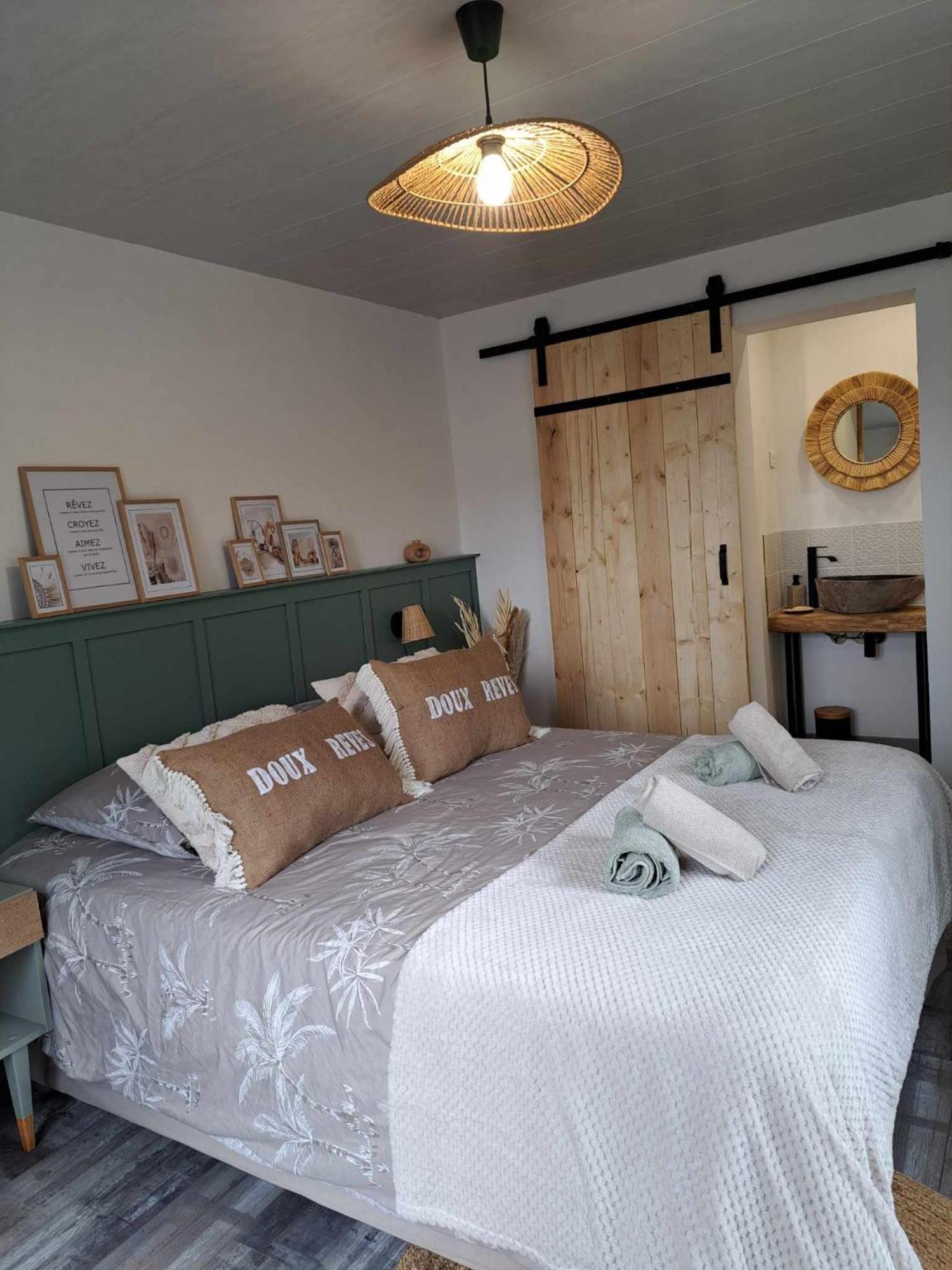 Au Charme D'Antan Bed & Breakfast Feron Bagian luar foto