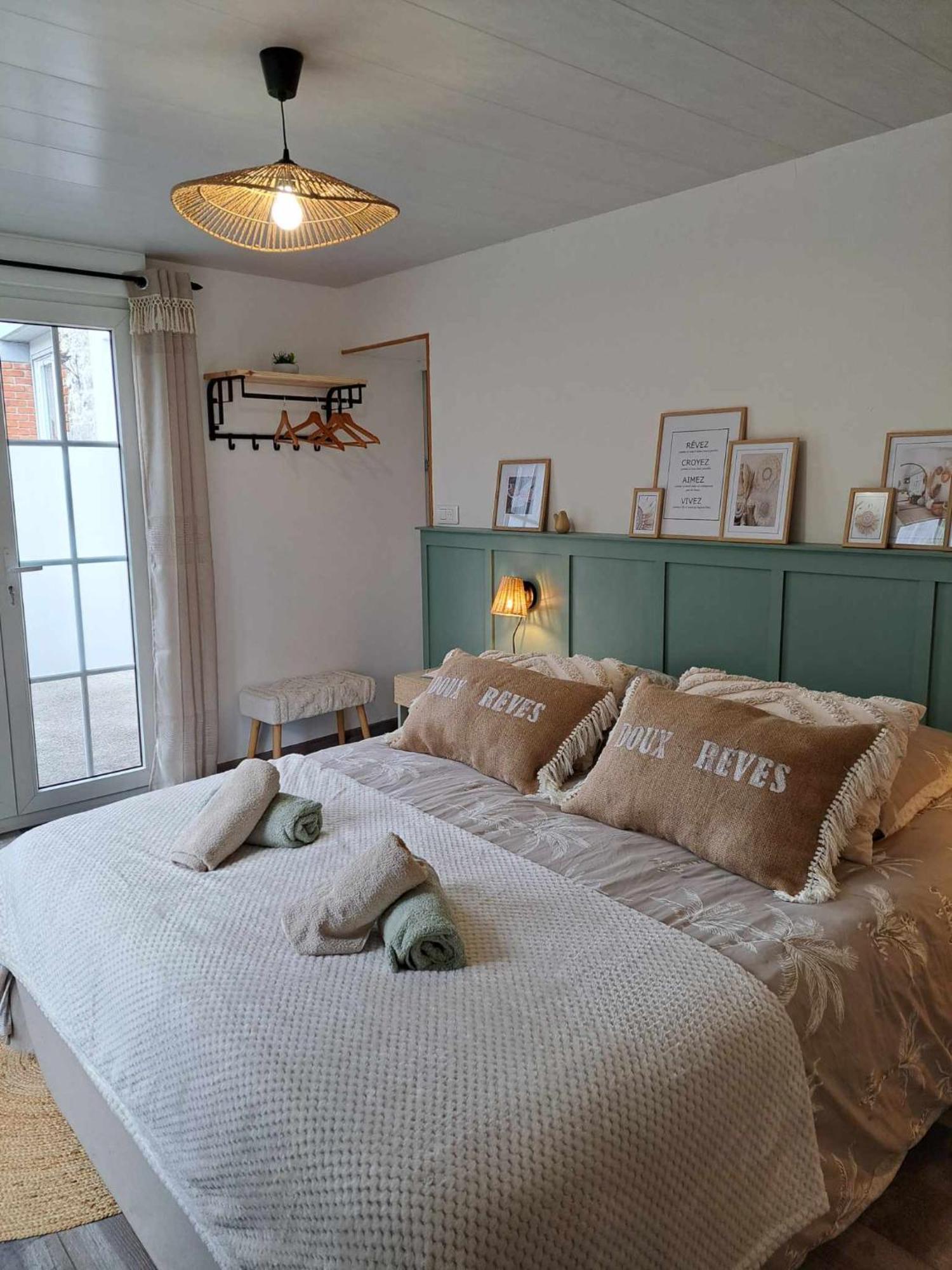 Au Charme D'Antan Bed & Breakfast Feron Bagian luar foto