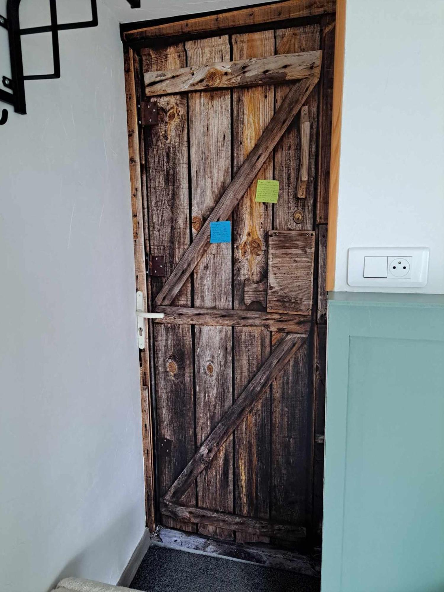 Au Charme D'Antan Bed & Breakfast Feron Bagian luar foto